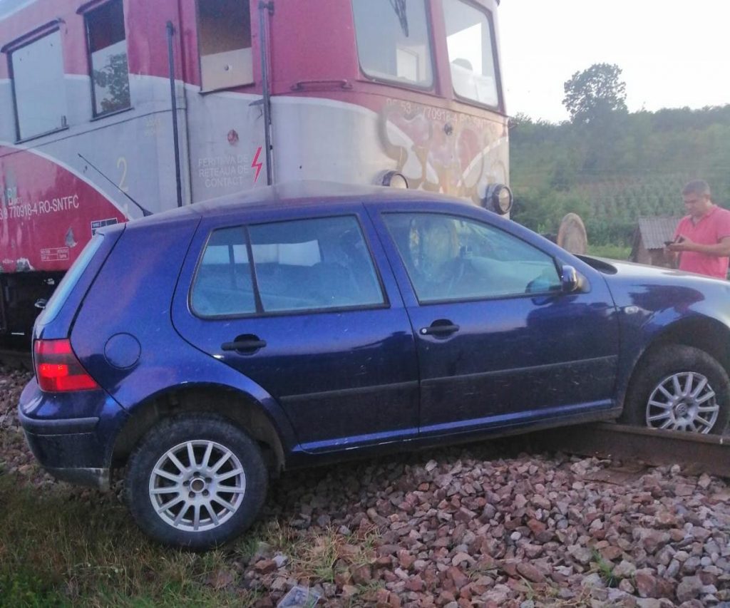 maşină lovită de tren