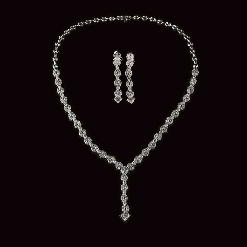 Festiv-demi-parure-din-aur-alb-compus-dintr-un-colier-și-pereche-de-cercei-ornat-cu-diamante - Jurnalul Olteniei – Știri din Craiova și Oltenia