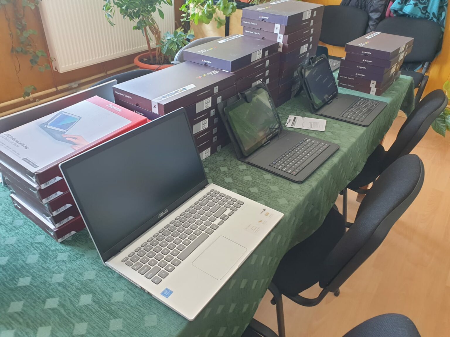 Peste 100 de echipamente digitale, distribuite de Grupul CEZ în România