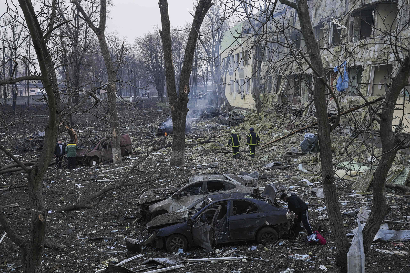 Trei morți, între care un copil, după atentatul de la maternitatea Mariupol