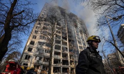 Pompierii lucrează pentru a stinge un incendiu într-un bloc rezidențial de apartamente după ce acesta a fost lovit de bombardamente în timp ce invazia Rusiei în Ucraina continuă, la Kiev, Ucraina, 15 martie 2022. REUTERS/Marko Djurica
