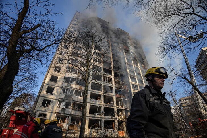 Pompierii lucrează pentru a stinge un incendiu într-un bloc rezidențial de apartamente după ce acesta a fost lovit de bombardamente în timp ce invazia Rusiei în Ucraina continuă, la Kiev, Ucraina, 15 martie 2022. REUTERS/Marko Djurica