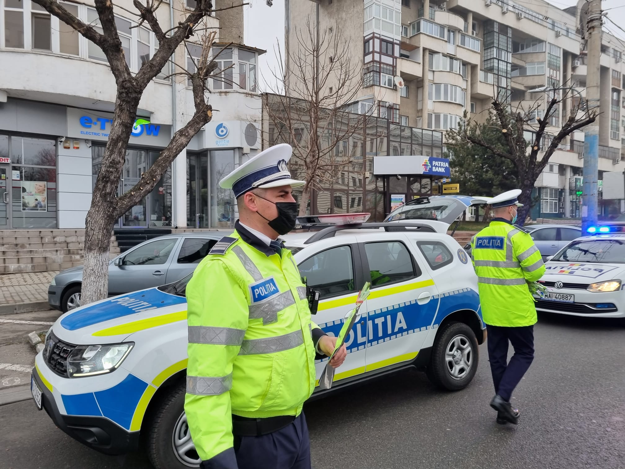 Poliţiştii rutieri au oferit flori şoferiţelor, de Ziua Femeii