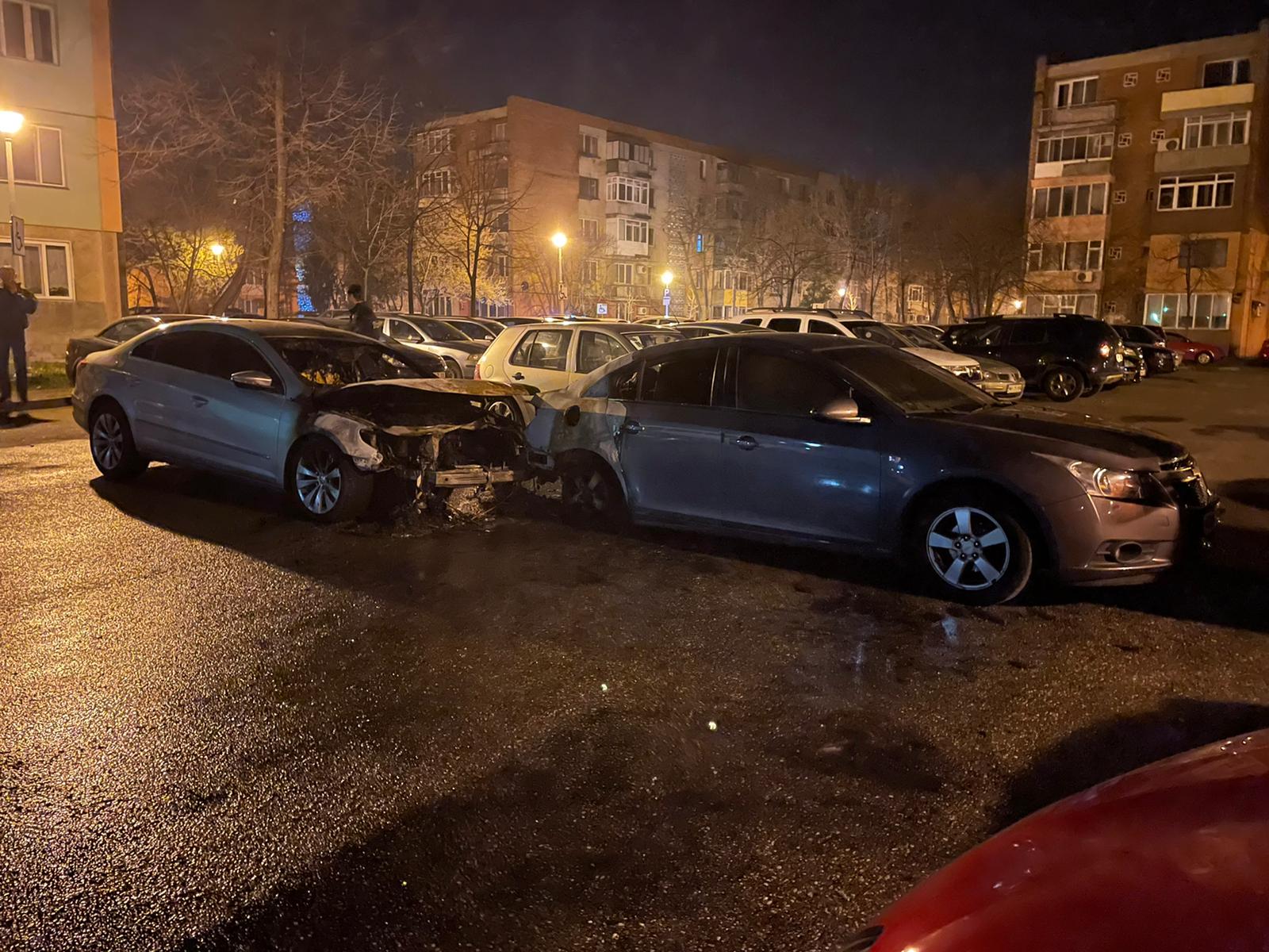 Incendiu într-o parcare din Severin. Două mașini au fost cuprinse de flăcări 