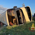 Autobuz cu zeci de ucraineni, răsturnat în Italia. O persoană a murit
