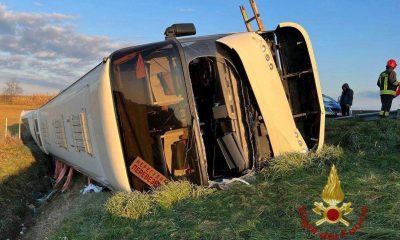 Autobuz cu zeci de ucraineni, răsturnat în Italia. O persoană a murit