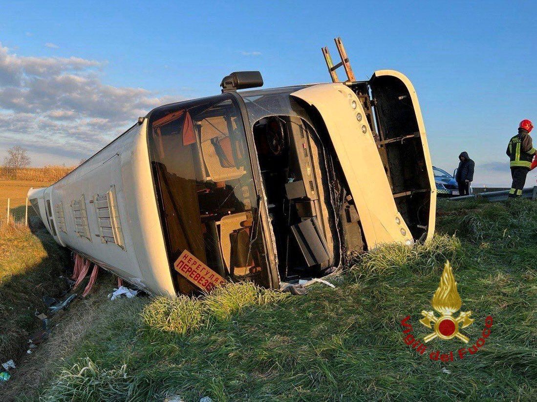 Autobuz cu zeci de ucraineni, răsturnat în Italia. O persoană a murit