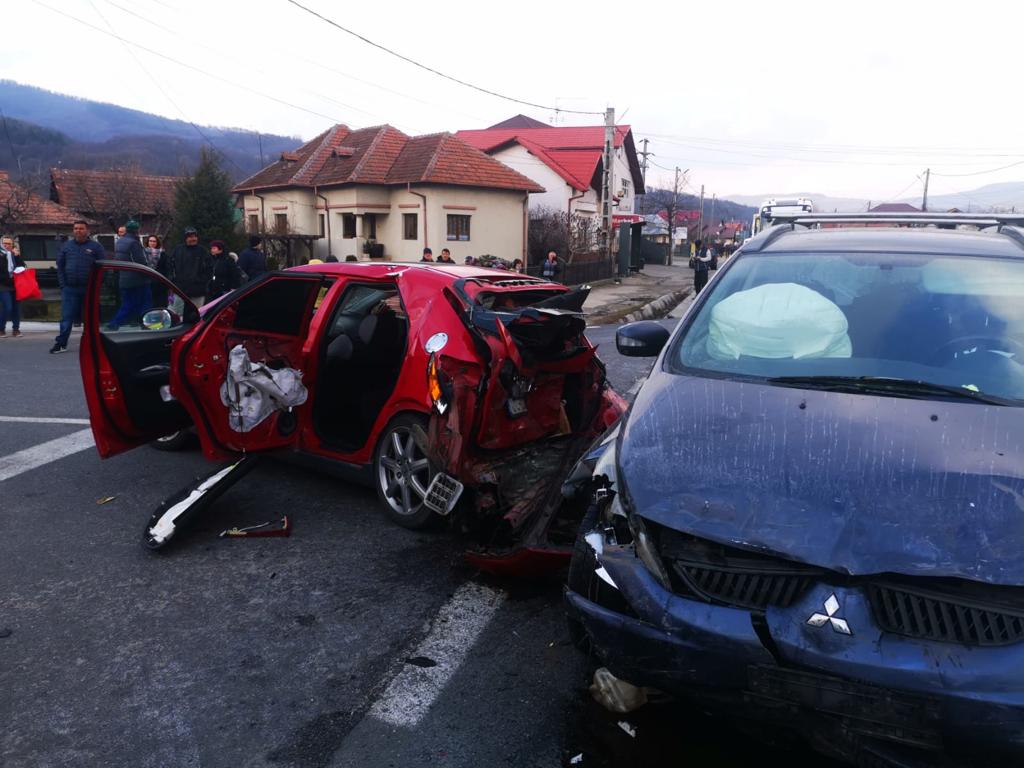 Vâlcea: Carambol cu 6 victime și 3 mașini. Şoferiţă din Ucraina, implicată în accident