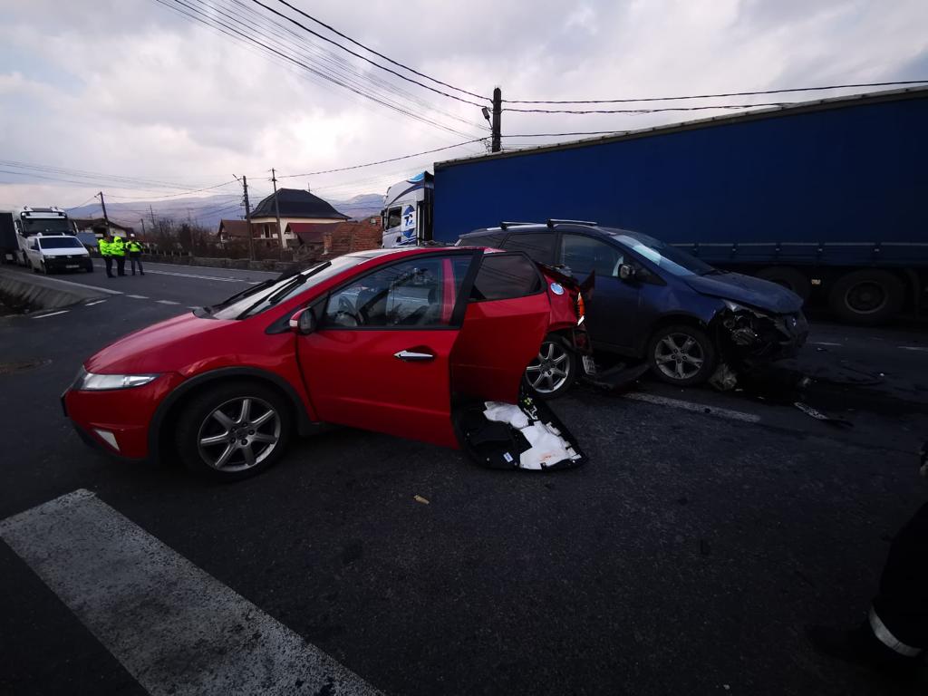 Carambol cu 6 victime și 3 mașini, în Vâlcea. Şoferiţă din Ucraina, implicată în accident