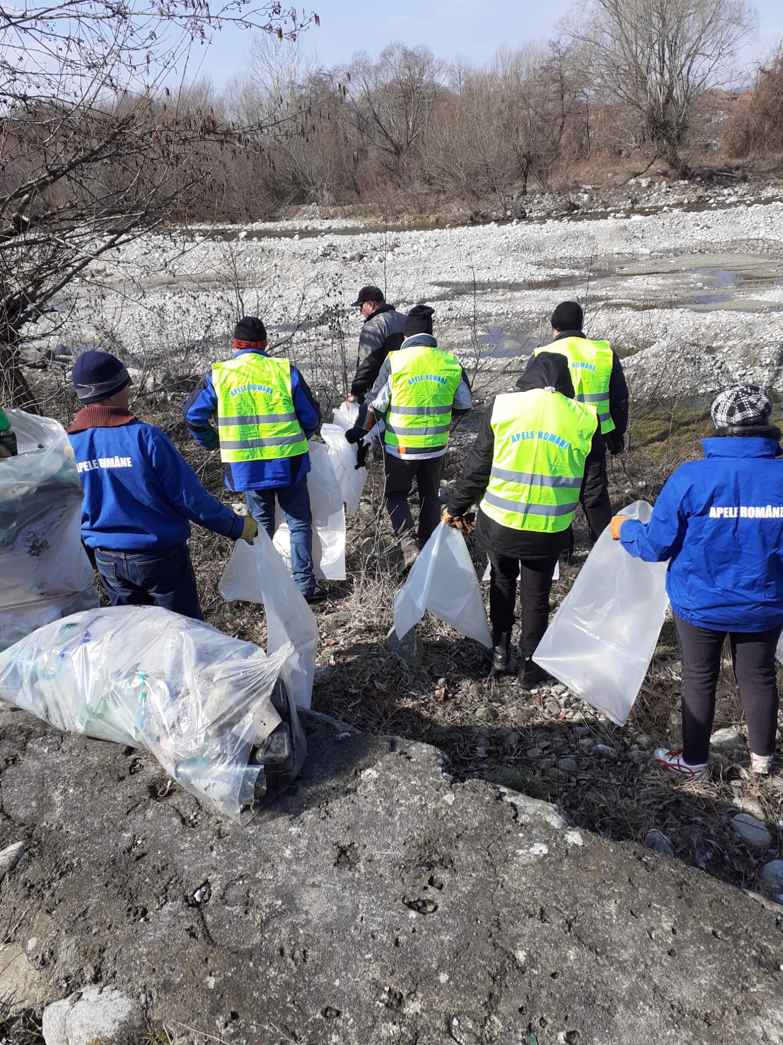 ABA Jiu implicată în campania “Curățăm România”! 15 saci de deșeuri, strânși de pe malul portului Bechet