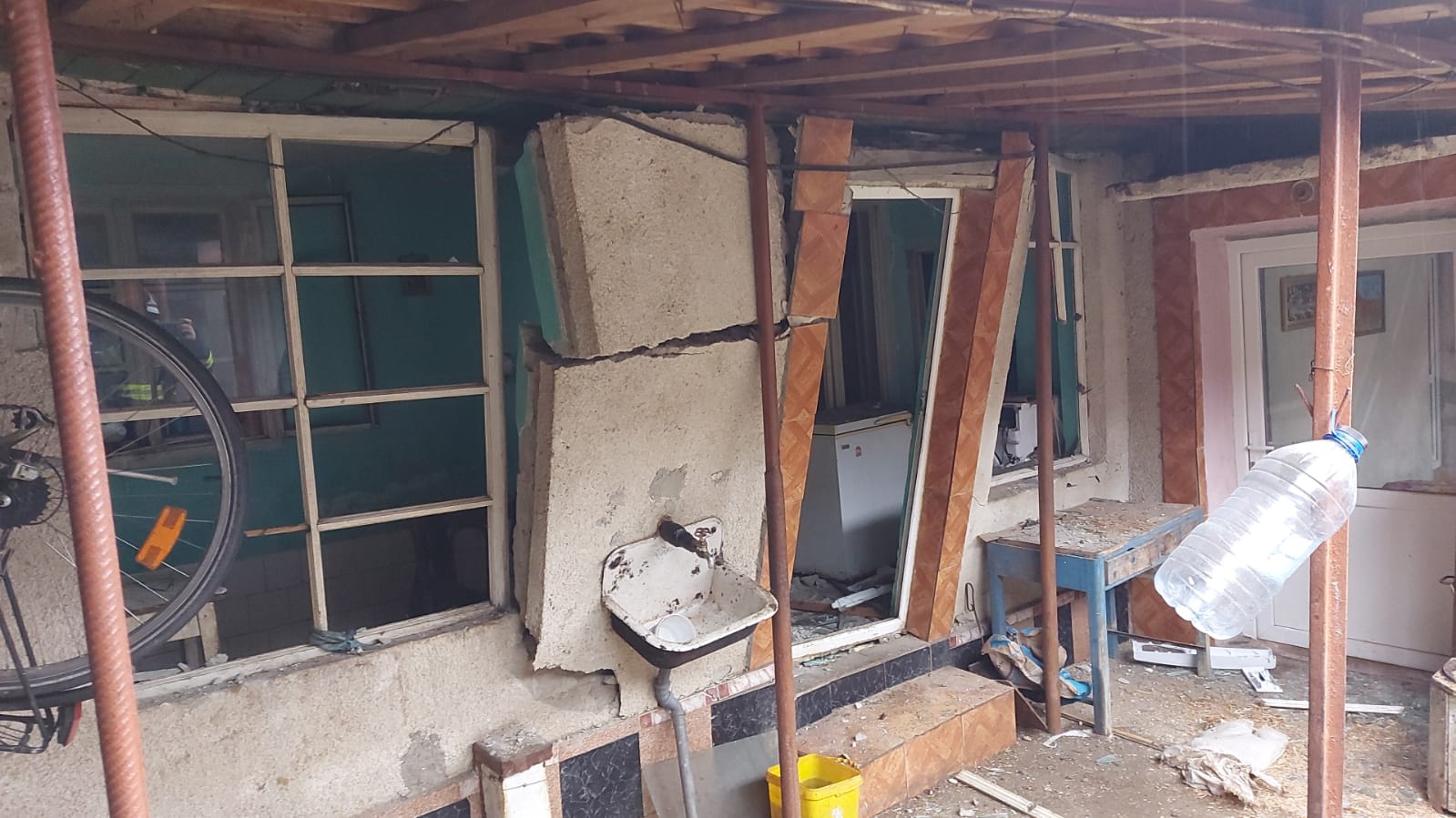 Explozie la o casă din Eșelnița. Un bărbat a fost rănit