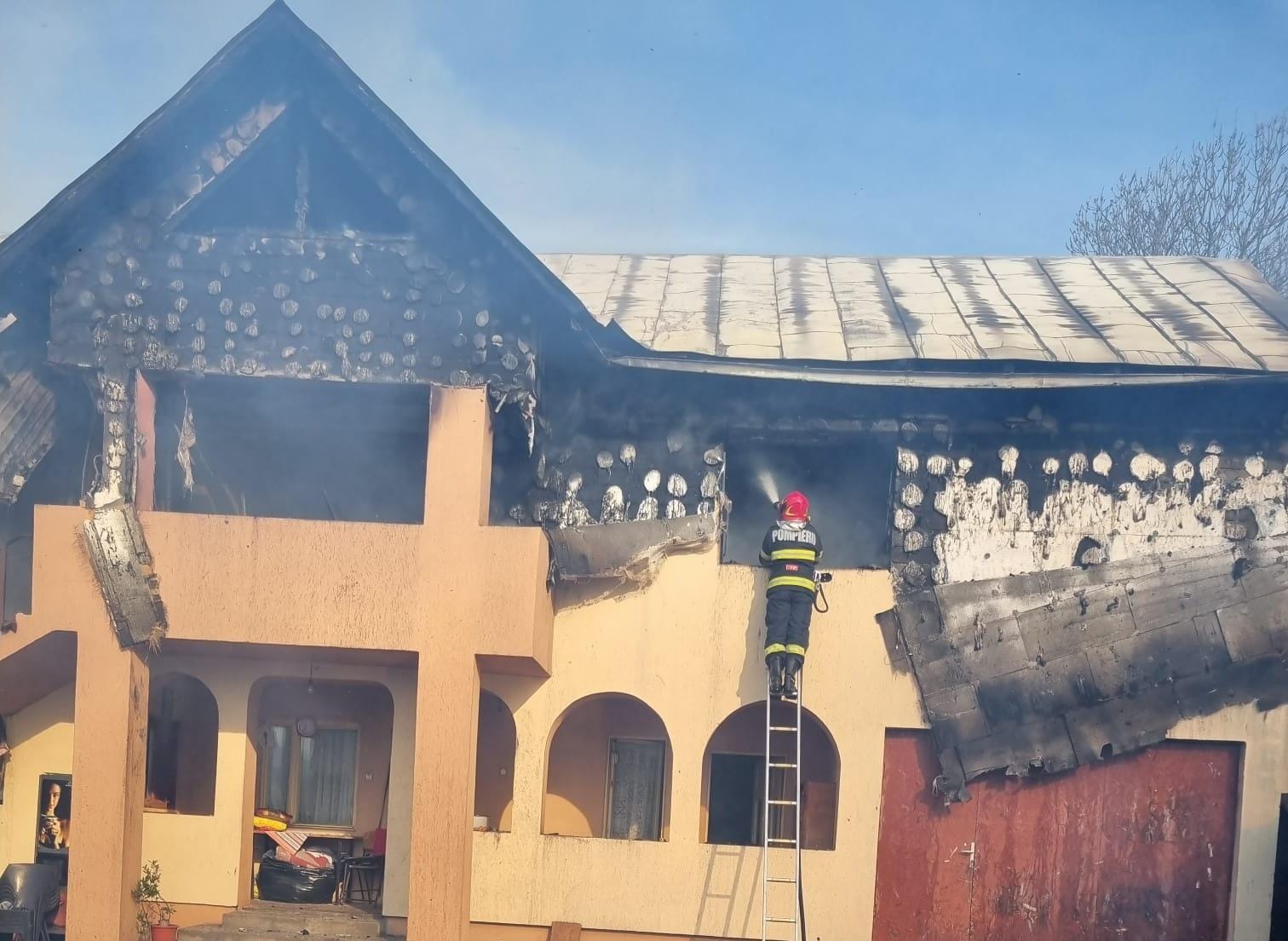 (VIDEO) Olt: O casă a fost cuprinsă de flăcări