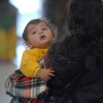Spania: Doi români, care au forțat o minoră să cerșească cu bebelușul în brațe, trimiși la închisoare