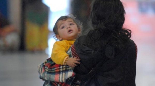 Spania: Doi români, care au forțat o minoră să cerșească cu bebelușul în brațe, trimiși la închisoare