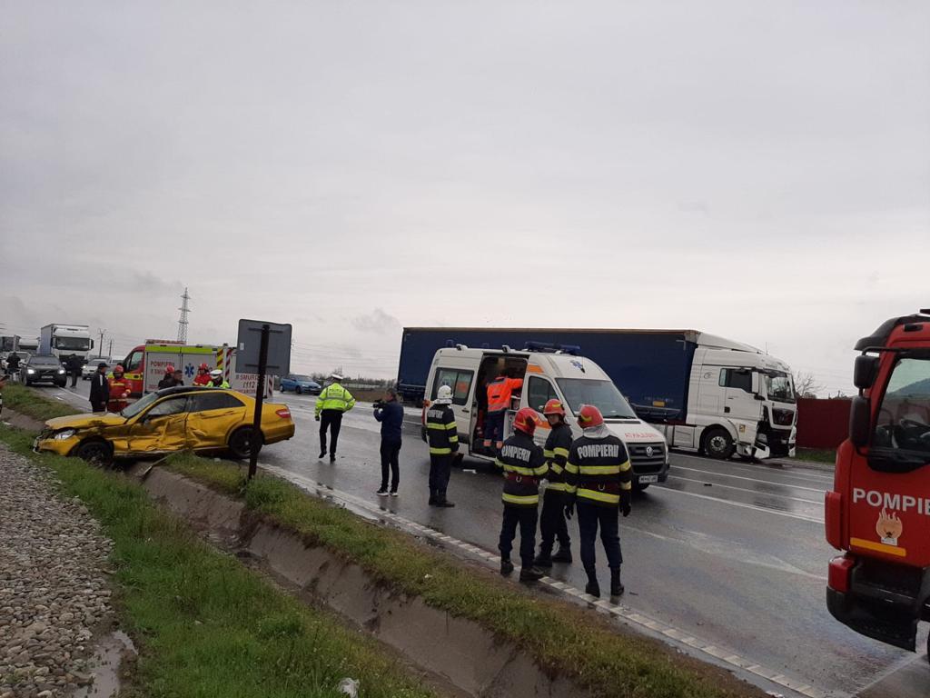 Accident grav în Severin. Un bărbat a ajuns la spital, după ce mașina sa a fost lovită de un tir