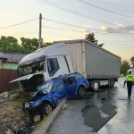 (FOTO) Vâlcea: Impact puternic între un tir și o mașină. O persoană a ajuns la spital