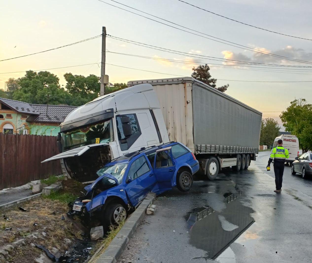 (FOTO) Vâlcea: Impact puternic între un tir și o mașină. O persoană a ajuns la spital