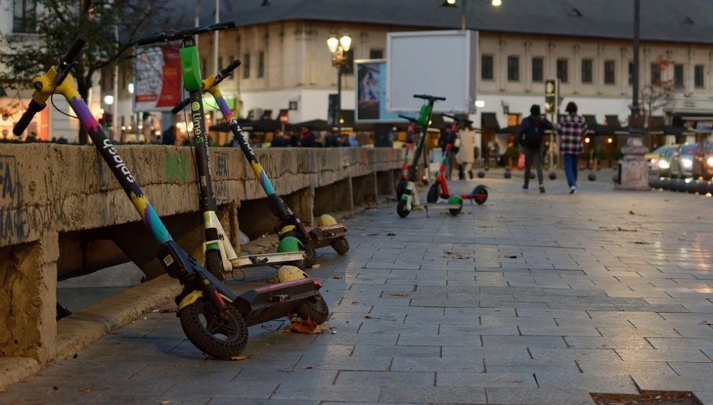 electric-scooters-6954943_1280 - Jurnalul Olteniei - Stiri regionale din Oltenia