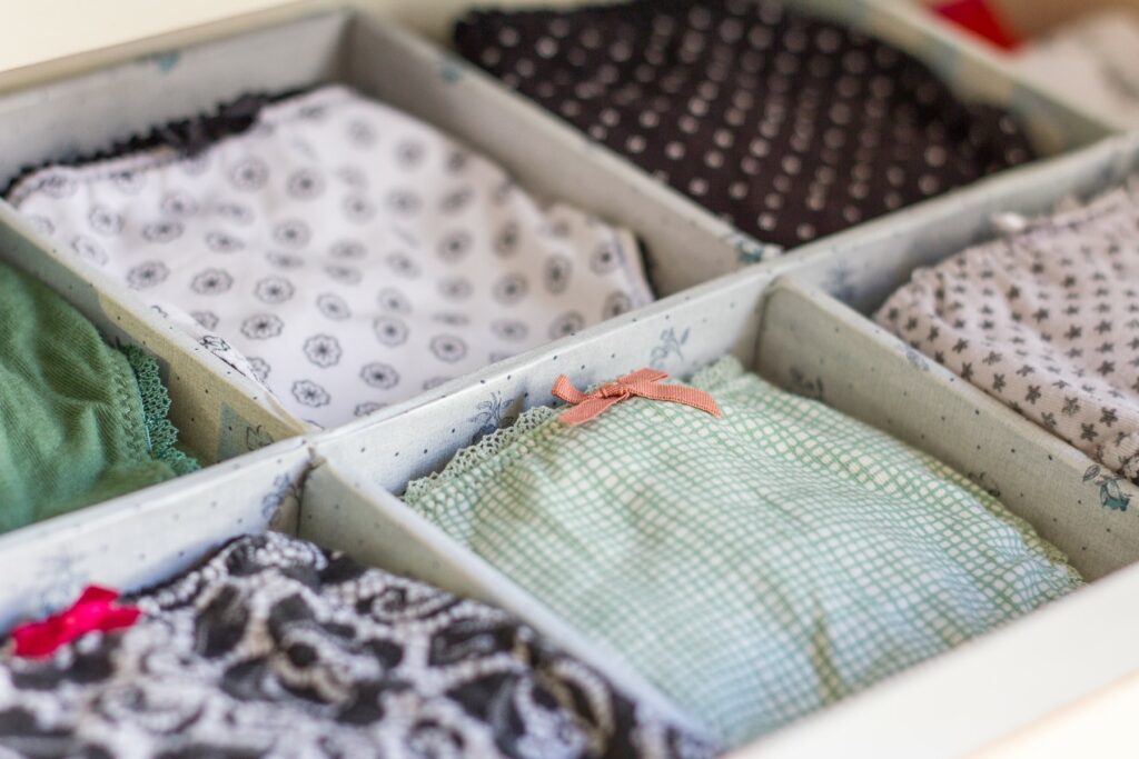 Female underwear ordered in a personal wardrobe - Jurnalul Olteniei – Știri din Craiova și Oltenia