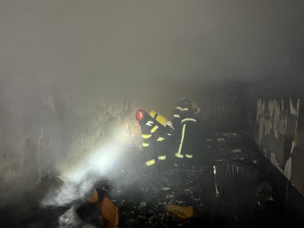 Locuință cuprinsă de foc. Un individ a suferit răni provocate de incendiu.