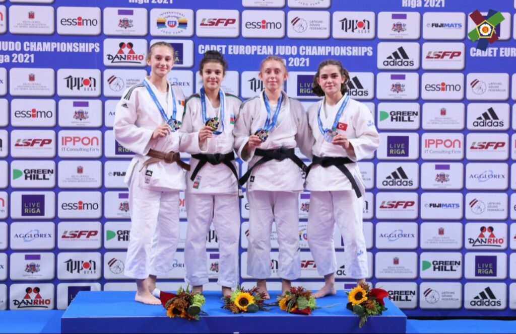 Frumoasa sportivă a câștigat multe medalii și trofee în cei 11 ani de când practică judo-ul - Jurnalul Olteniei – Știri din Craiova și Oltenia
