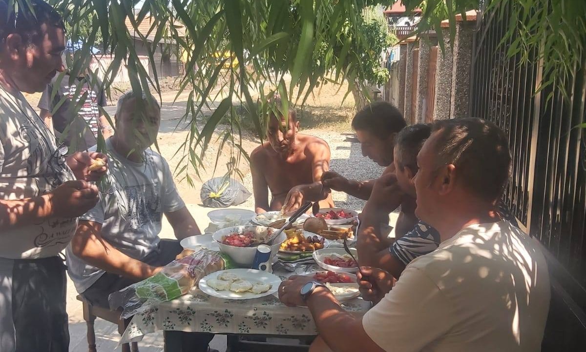 Omenie la Brebeni: muncitorii primesc apă, cafea și prânz în timpul lucrărilor de canalizare